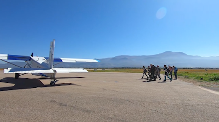 Groupe de personnes marchant vers un avion sur le tarmac.
