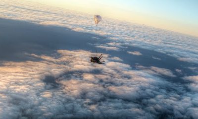 Parachutiste en tandem traversant les nuages lors d'un saut