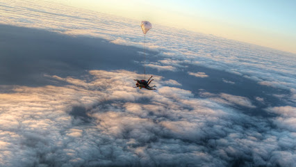 Parachutiste en tandem traversant les nuages lors d'un saut