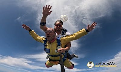 Deux personnes en chute libre lors d'un saut en parachute.