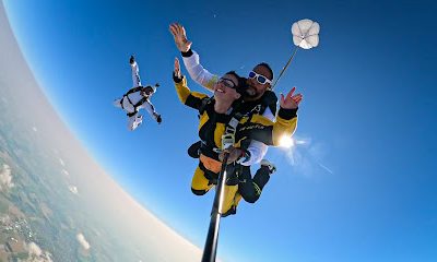 Personnes sautant en parachute sous un ciel dégagé