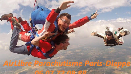 Trois parachutistes en plein ciel avec équipement coloré