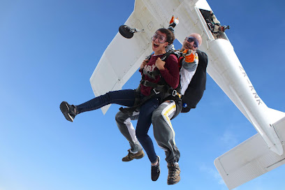 Deux personnes en parachutisme sautant d'un avion en plein ciel