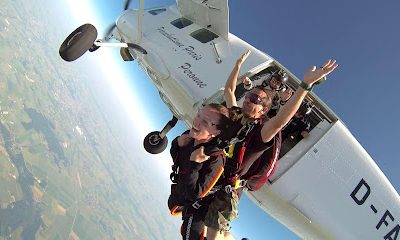 Deux personnes sautent d'un avion lors d'un saut en parachute.