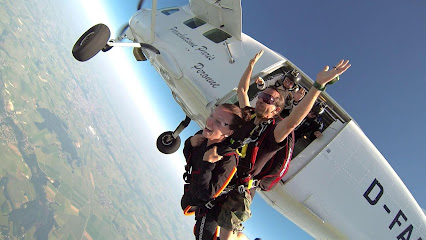 Deux personnes sautent d'un avion lors d'un saut en parachute.