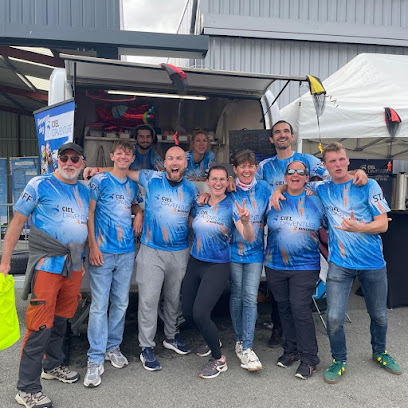 Groupe de personnes en tenue sportive devant un véhicule