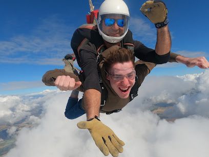 Deux personnes en parachute descendent à travers les nuages