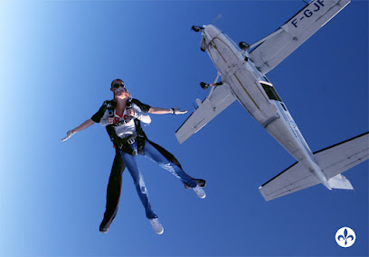 Personne en parachute saute d'un avion en plein ciel bleu