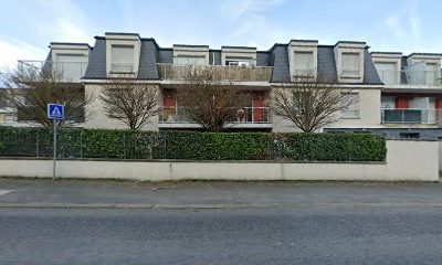 Façade d'un immeuble résidentiel moderne avec balcons.