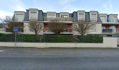 Façade d'un immeuble résidentiel moderne avec balcons.