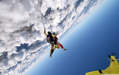 Parachutistes en chute libre au-dessus des nuages