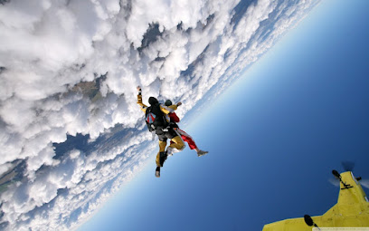 Parachutistes en chute libre au-dessus des nuages