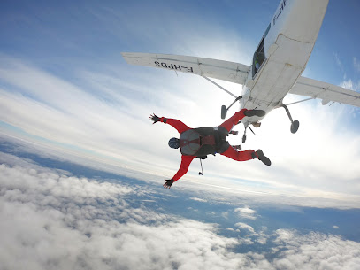 Parachutiste sautant d'un avion au-dessus des nuages.