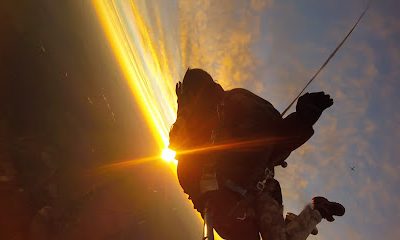 Coucher de soleil spectaculaire vu depuis un parachutiste en plein ciel