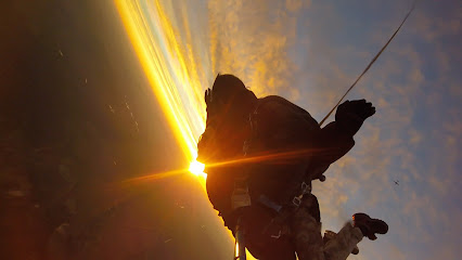 Coucher de soleil spectaculaire vu depuis un parachutiste en plein ciel