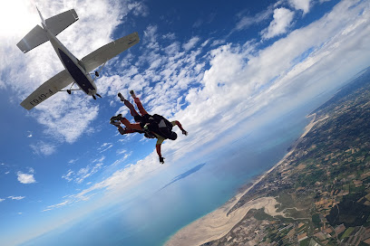 Deux parachutistes sautent d'un avion en plein ciel