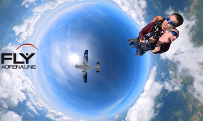 Saut en parachute avec vue sur avion et ciel bleu
