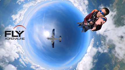 Saut en parachute avec vue sur avion et ciel bleu