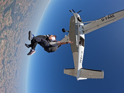 Personnes sautant d'un avion pour un saut en parachute
