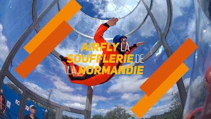 Personne en combinaison orange dans une soufflerie