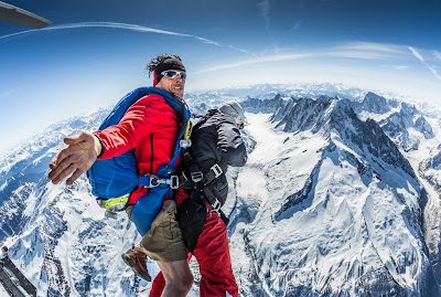 Deux parachutistes sautant au-dessus de montagnes enneigées