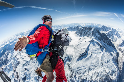 Deux parachutistes sautant au-dessus de montagnes enneigées