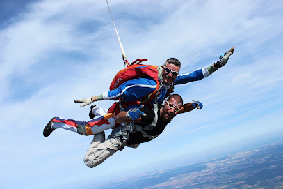 Deux personnes en parachute tandem en plein ciel bleu