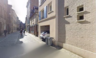 Rue pavée avec maisons en brique et voiture garée à Amiens