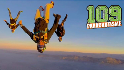 Trois parachutistes en chute libre faisant des acrobaties.