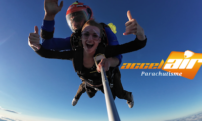 Personne en saut en parachute en tandem dans le ciel bleu