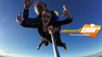 Personne en saut en parachute en tandem dans le ciel bleu