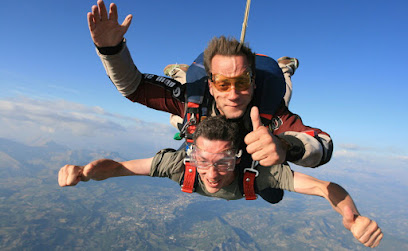 Deux personnes en parachute, l'une souriant avec un pouce levé.