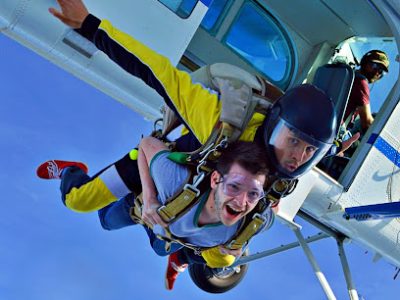 Deux hommes sautent en parachute depuis un avion.
