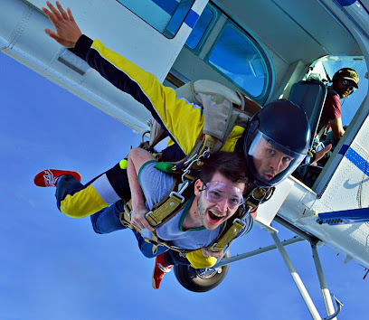 Deux hommes sautent en parachute depuis un avion.