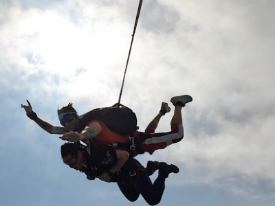Deux personnes en chute libre lors d'un saut en parachute.
