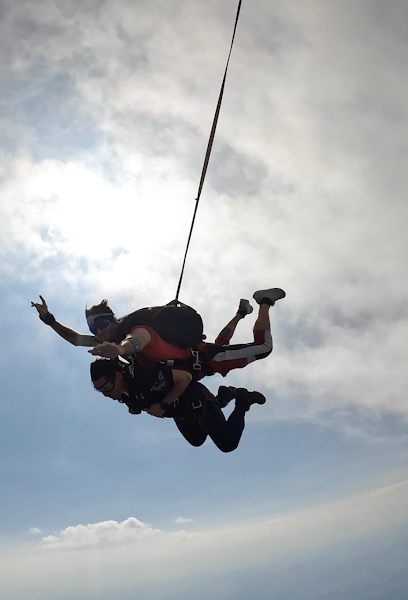Deux personnes en chute libre lors d'un saut en parachute.