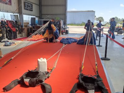 Salle de préparation pour saut en parachute, équipements au sol.