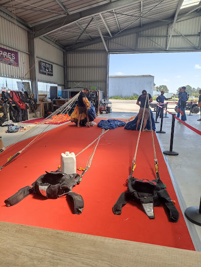 Salle de préparation pour saut en parachute, équipements au sol.