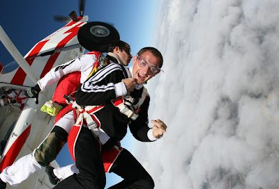 Deux personnes sautant en parachute depuis un avion