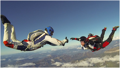 Deux parachutistes en pleine chute libre au-dessus des montagnes