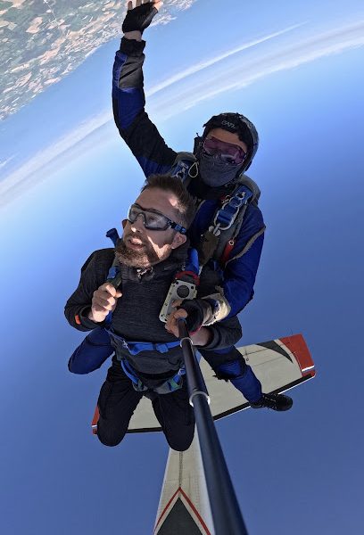 Deux personnes en parachutisme avec la Terre à l'arrière-plan