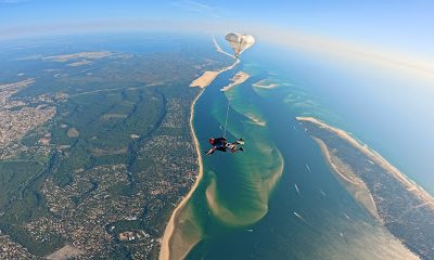 Parachutiste survolant un paysage côtier magnifique