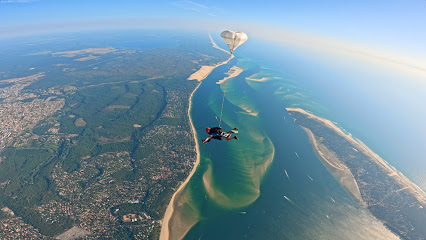 Parachutiste survolant un paysage côtier magnifique