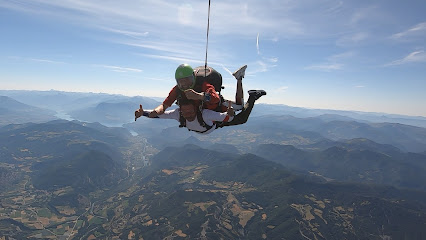 Parachutistes en tandem survolant un paysage montagneux